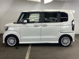 限られたスペースでも、スライドドアなら開閉がスムーズ!隣の車や壁にぶつかる心配がありません。
