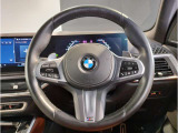 【ハンドル】ドライバーとBMW車の一体感がダイレクトに伝わるステアリングホイール。形状・太さへの拘りに加えて、操作性を高める為にスイッチ類も配置。クイックかつ安定のドライビングを体感下さい!