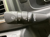 レバー周辺に操作を示す表示がまとめられ、運転席から状態を確認しやすい配置です。天候に合わせた操作に活用でき、日々の運転をサポートします。