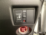 左側電動スライドドアは運転席からでも操作ができるように、ハンドル付近に開閉の操作スイッチが付いています。