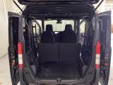 開口部も広く荷物の積み下ろしもしやすいお車となっております。4人乗りでも充分な荷室のスペースがあります。シートの背もたれは5:5の割合で分割して可倒できるので、長いお荷物などを載せることもできます。