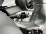 輸入車のため、ウィンカーレバーとワイパーレバーの配置は国産車と左右が逆となります。操作に慣れるまでは違和感がありますが、使用を重ねることで自然に扱えるようになります。