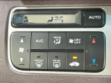 【オートエアコン】一度お好みの温度に設定すれば、車内の温度を検知し風量や温度を自動で調整。暑い&hellip;寒い&hellip;と何度もスイッチ操作をする必要はありません。快適な車内空間には必須の機能ですね♪