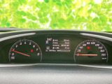 速度計や各種表示が運転席正面にまとまり、走行に必要な情報を確認しやすい配置です。中央のディスプレイにも情報が表示され、視線を大きく移さず状態を把握しやすいメーターまわりです。