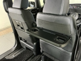 運転席のシートの裏に収納式のテーブルが装備されています。休憩時のちょっとした小物置きに使えてとっても便利ですね♪