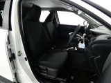 高いホールド性で運転姿勢が安定します。長距離ドライブでも疲れにくいのが魅力です。快適なドライビングライフをお送りください♪