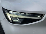 【LEDヘッドライト】ハイビームを先行車や対向車にあてず、その両サイドではハイビーム照射を維持。見える範囲が段違いに広くなりました。北欧神話に登場するトールハンマーをモチーフにデザイン。