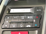 【オートエアコン】一度お好みの温度に設定すれば、車内の温度を検知し風量や温度を自動で調整。暑い&hellip;寒い&hellip;と何度もスイッチ操作をする必要はありません。快適な車内空間には必須の機能ですね♪