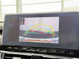 【バックガイドモニター】車両後方の映像をナビ画面に表示し、駐車などの後退操作をサポートします。