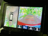 車両周辺を映すカメラ映像を画面で確認でき、駐車時の位置合わせをサポートします。ガイド表示も備わり、周囲の状況を把握しながら慎重に操作したい場面で便利です。