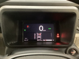 デジタル表示のスピードメーターとタコメーター、燃費やオドメーターなどの表示の他に、ホンダセンシング機能などの表示もできる多機能なマルチインフォメーション・ディスプレイです。