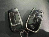 スマートキーをポケットやバッグに携帯していれば、キーを取り出すことなくドアハンドルを握り解錠、ドアハンドルのセンサーに触れるだけで施錠できます。