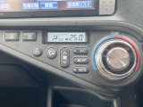 【オートエアコン】一度お好みの温度に設定すれば、車内の温度を検知し風量や温度を自動で調整。暑い&hellip;寒い&hellip;と何度もスイッチ操作をする必要はありません。快適な車内空間には必須の機能ですね♪