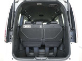 タテにもヨコにもワイドなテールゲート開口部と、低い開口部地上高により、重い荷物も簡単に積み込むことができます。広いラゲッジスペースで、普段使いから旅行まで、ざまざまなシーンで大活躍です。