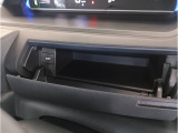小物が収納できる運転席側インパネアッパーボックス。 ボックス内にはUSBソケットが一口。