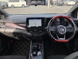 運転席まわりは、メーターや中央の画面が見渡しやすい配置で、前方の視界も広々。シートには赤い差し色が入り、落ち着いた色合いの中にさりげない個性を添えています。
