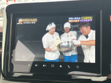 テレビ番組を画面で楽しめる装備を備えています。停車中の休憩時間などに映像を視聴でき、車内で過ごすひとときの楽しみが広がります。画面上で番組内容も確認できます。