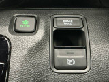 燃費の向上に有効なECONスイッチ、わずかな力で簡単に操作出来る電動パーキングブレーキ、信号待ちや渋滞時などブレーキを踏み続ける場合に比べて足腰の疲労が軽減されるオートブレーキホールド付きです!