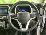 ステアリングには複数のスイッチが配され、手元から車両の機能を操作できます。前方に意識を向けながら必要な操作をしやすく、日々の運転をサポートする便利な装備です。