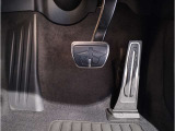 【ペダル】BMWはオルガン式アクセルペダルを採用しています。踏み込む足とペダルが同じ軌跡を描くため、かかとがずれにくく、アクセルコントロールがよりしやすくなるメリットがあります。