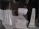 【ペダル】BMWはオルガン式アクセルペダルを採用しています。踏み込む足とペダルが同じ軌跡を描くため、かかとがずれにくく、アクセルコントロールがよりしやすくなるメリットがあります。