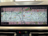 BMWのナビゲーションは操作性も良く、詳細な地図情報と交通状況を見やすく表示し、快適なドライビングをサポートしながら目的地までナビゲートします。