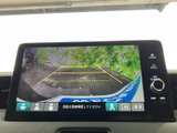 後方の様子を画面で確認しながら駐車でき、車庫入れや狭い場所での切り返しをサポートします。画面には目安となるガイド線も表示されるため、後退時の周囲確認に役立つ便利な装備です。