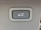 【パワーテールゲート】ボタン操作でテールゲートが開閉です。両手が荷物で塞がっていても、スムーズに開閉を行えます。