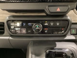 オートエアコンがついてますので、簡単操作で快適に過ごせます。パネル内のシートヒータースイッチは前席の左右別々に温度設定ができます。