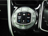 運転席・助手席・独立型オートエアコン。運転席と助手席で別々の温度設定ができ快適なドライブが楽しめます!高級グレードの証ですね!