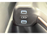 充電用USB端子付き。スマートフォンなどの充電に便利です。