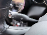 輸入車のため、ウィンカーレバーとワイパーレバーの配置は国産車と左右が逆となります。操作に慣れるまでは違和感がありますが、使用を重ねることで自然に扱えるようになります。