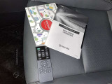 メンテナンスノート、取扱説明書です。 その車の整備記録が事細やかに記録されています。 車が生まれてから今までどのような道を歩んできたのか判るとても重要な物ですよ。