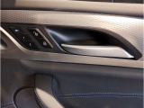 BMWのドアを閉めた時の重厚感は所有者様の満足度を高めてくれます。