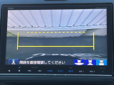 カラービジョンとガイド線で見やすい視点切替式のバックモニター。