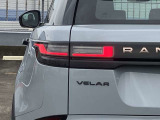 【LEDテールライト】後方車からの視認性も良く、ボディーラインに沿ったデザインは機能性とも両立されたランドローバーの特徴の1つです。