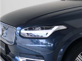 ひときわ印象的なT字型のLEDヘッドライトは、新世代のボルボを象徴するユニークなアイコンとなっています。LEDデイタイム・ランニング・ライトやポジションライト、ウインカーの役割も果たします。