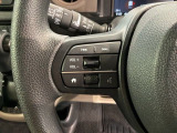 ステアリングにオーディオ操作スイッチが付いています。オーディオ画面に直接タッチしなくても操作が出来ますので、運転に集中できます。