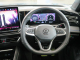 Volkswagen全車共通の上質な本革を使用した手触りのしっとりとしたステアリングです。唯一素肌が触れるハンドルは上位モデルと同じ握り心地になっております。