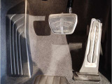 【ペダル】BMWはオルガン式アクセルペダルを採用しています。踏み込む足とペダルが同じ軌跡を描くため、かかとがずれにくく、アクセルコントロールがよりしやすくなるメリットがあります。