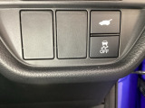 ハンドルの右下にHondaセンシング用のVSA解除スイッチとパワーテールゲートスイッチがついています。パワーテールゲートスイッチは車内からでもテールゲートの開け閉めを電動でできます。