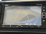 後方の映像とガイドラインを画面で確認でき、駐車時の周囲確認に役立ちます。車庫入れや縦列駐車の際も、目視と組み合わせて位置を確かめやすい装備です。