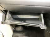 【グローブボックス】容器がせり出してくるバケットタイプ!一目で中身を把握でき、取り出しやすさにも優れます!