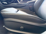 助手席にも本革スポーツシートを装備。運転席と統一された仕立てが、前席全体を上質に見せます。