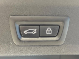 ●電動リアゲート:ワンタッチでリアゲートの開閉ができ、荷物などで両手が塞がっている状態でも簡単に開閉ができる便利機能です。