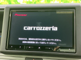 大きく見やすいセンターディスプレイを備え、ナビやオーディオの情報をまとめて確認できます。起動時の案内表示もわかりやすく、日々の移動で必要な情報へアクセスしやすい装備です。