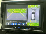 車両後方の映像と周囲の状況を画面で確認でき、駐車時の後退操作をサポートします。ガイド表示も備わり、周囲を見ながら車両位置を把握する際に役立ちます。