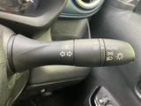 レバーには操作内容を示す表示があり、運転席から位置を確認しやすい設計です。手元で扱えるため、運転中も前方から視線を大きく外さずに必要な操作へ移りやすくなっています。