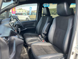 前席は視界が広く、運転席から前方や左右の様子を確認しやすい室内です。座面と背もたれに厚みがあり、助手席の方にも落ち着いて過ごしていただける空間に仕上がっています。