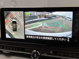 アラウンドビューモニターは4方のカメラで真上から車を見たようにモニターで確認ができます。周辺の安全確認、小さなお子様や障害物も目視で確認できるので駐車のしやすさだけでなく、事故防止にも役立ちます。